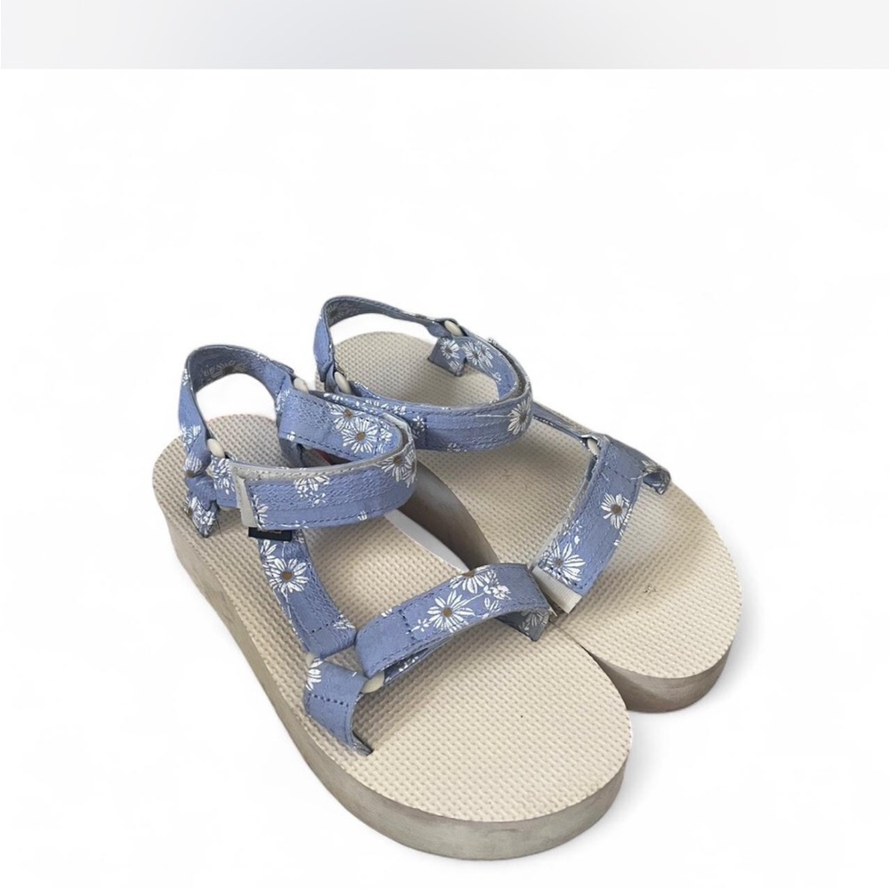 Flatform Universal Gloriosa platform strappy Teva sandals size 7